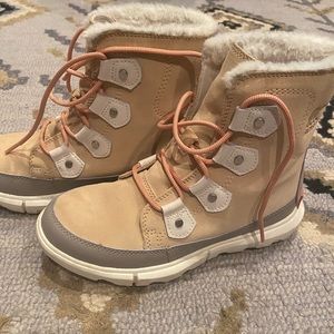 Sorel Women’s Explorer boots with peach accent laces Size 6.5